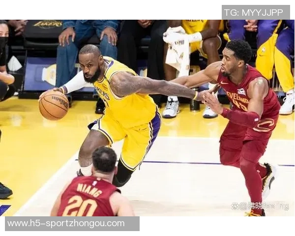 骑士主场迎战湖人詹姆斯穿海军蓝经典球衣致敬青春岁月